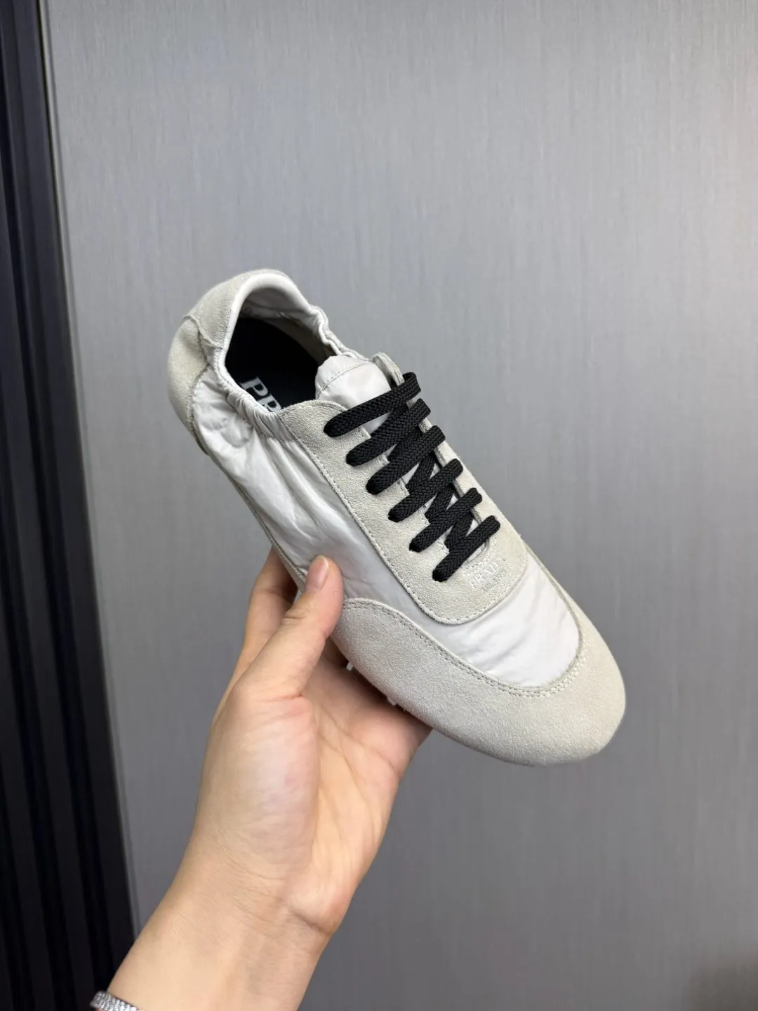 Men's shoes 💰600💰 PRADA 2025 Early Spring Collapse New Couple Style Sports Shoes Moral Training Shoes The name Collapse comes from the fact that it can be easily put on and taken off with bare hands. The light and comfortable features make it more relaxed and casual. The side elastic design can be worn twice! Super comfortable catwalk sneakers, as light and thin as ballet slippers, as comfortable as sneakers, comfortable and super light on the feet. Fabric: nubuck leather spliced ​​with nylon cloth. Silk cowhide foot pads. Size: Women's code 35/40 Men's code 39/45